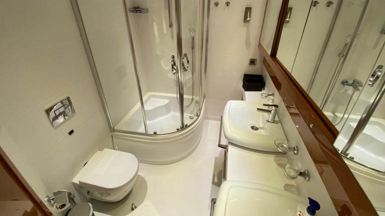 Полный обзор ванной комнаты гулеты Gül Maria. Можно увидеть 2 раковины и душевую кабину и туалет